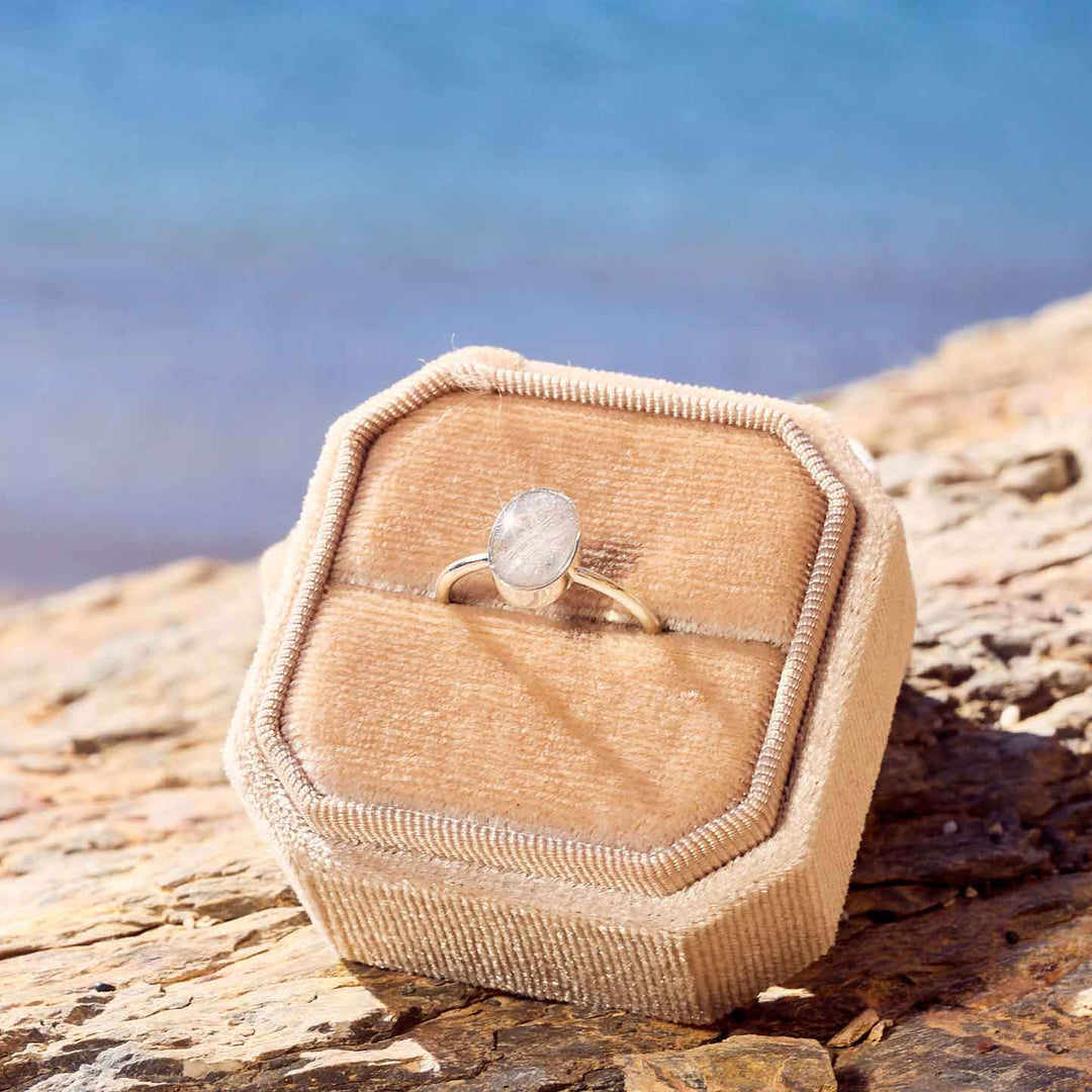 Hoe werkt een herinneringssieraad met as?